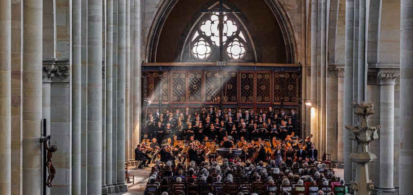 Bild von der Orgelempore auf das Publikum, das Orchester und den Chor während des Domkonzerts.