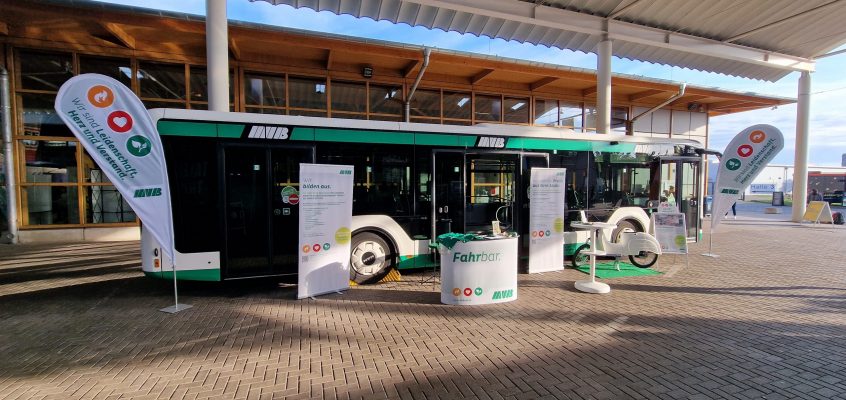 Bus der MVB vor den Messehallen mit Infostand und Bannern auf der "Perspektiven" Messe