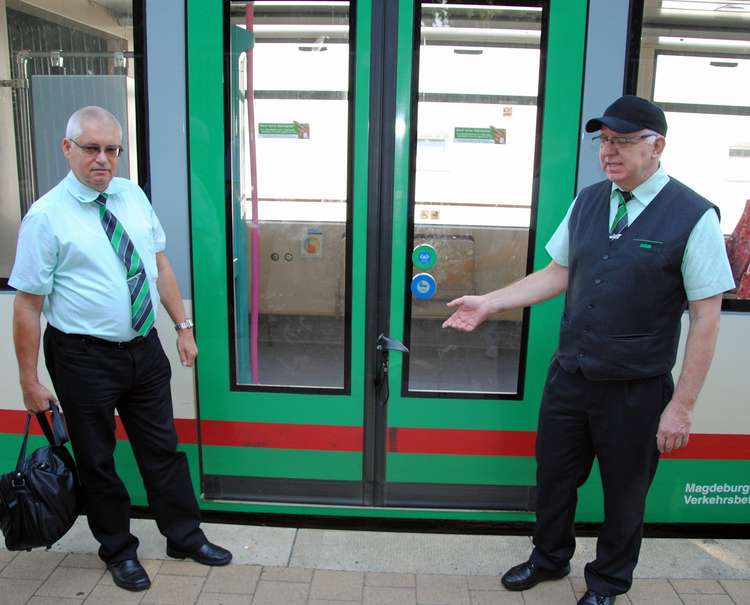 Straßenbahnfahrer vor der Tür einer Straßenbahn