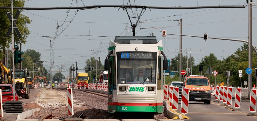 Straßenbahn der Linie 10 im einsuprigen Gleisverkehr in der MVB Strabag Baustelle am August-Bebel-Damm.