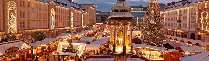 28.11.2023 Sachsen Anhalt Magdeburg Der Magdeburger Weihnachtsmarkt auf dem Alten Markt mit dem Magdeburger Reiter Denkmal, ist mit einer leichten Schneedecke überzogen.