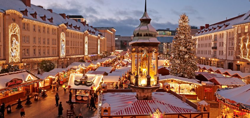 28.11.2023 Sachsen Anhalt Magdeburg Der Magdeburger Weihnachtsmarkt auf dem Alten Markt mit dem Magdeburger Reiter Denkmal, ist mit einer leichten Schneedecke überzogen.
