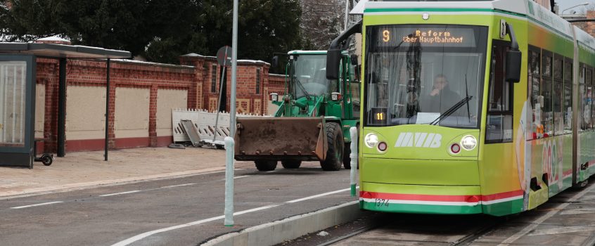 Straßenbahn der Linie 9 Richtung Reform an der Haltestelle Neustädter Friedhof