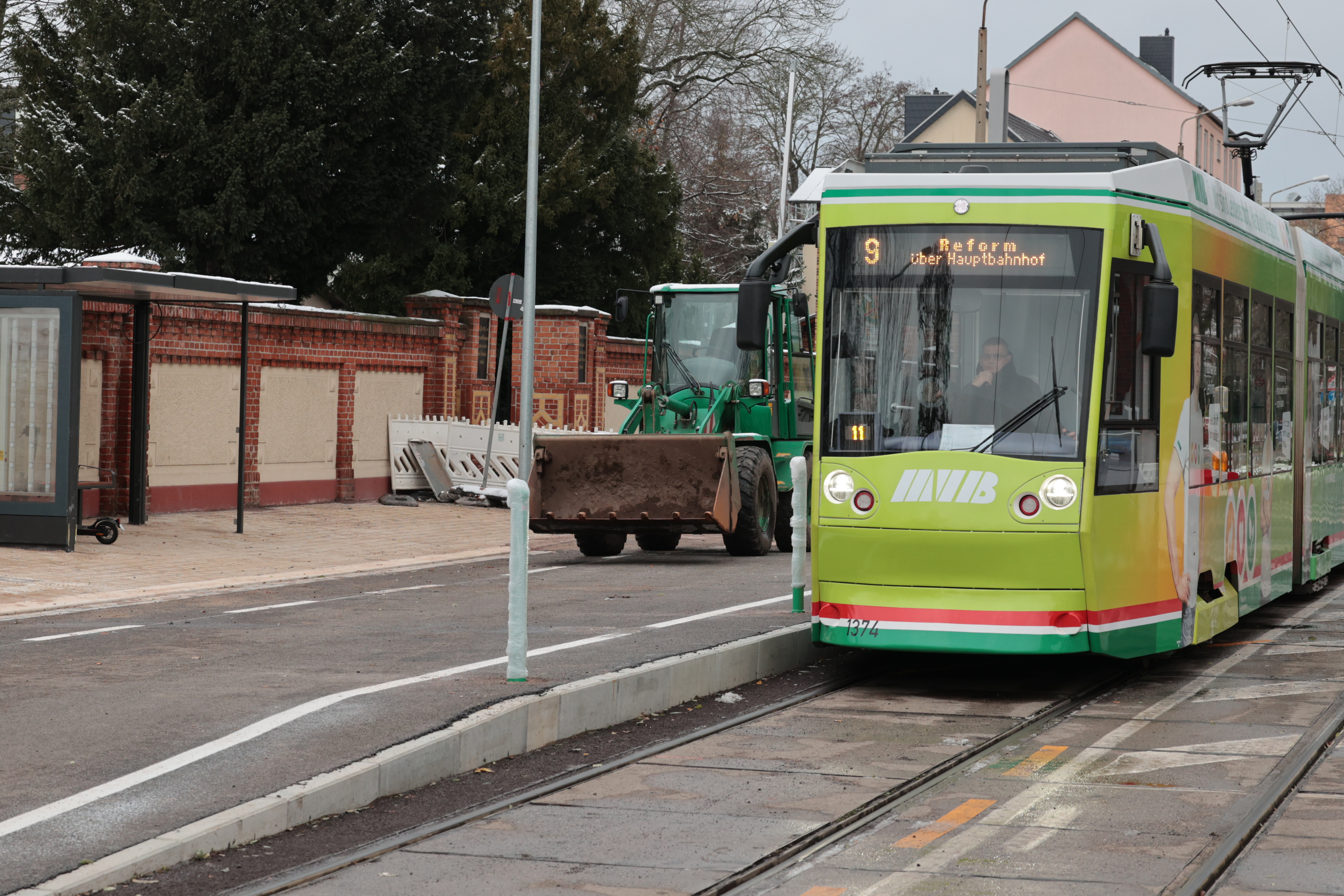 Straßenbahn der Linie 9 Richtung Reform an der Haltestelle Neustädter Friedhof