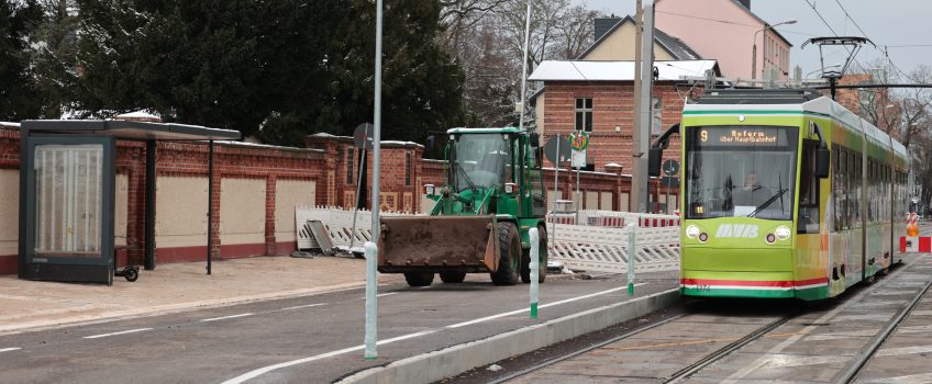 Straßenbahn der Linie 9 Richtung Reform an der Haltestelle Neustädter Friedhof