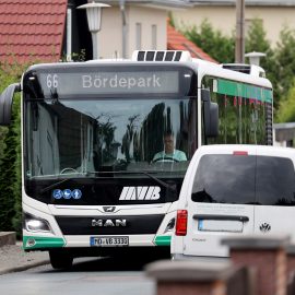 Bus der Linie 66 Richtung Bördepark im Stadtverkehr.
