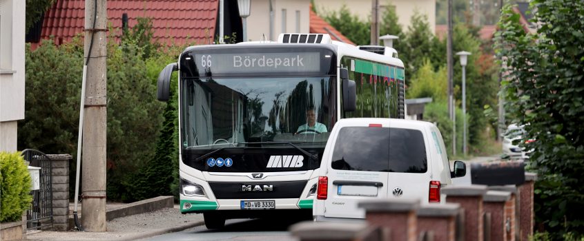 Bus der Linie 66 Richtung Bördepark im Stadtverkehr.
