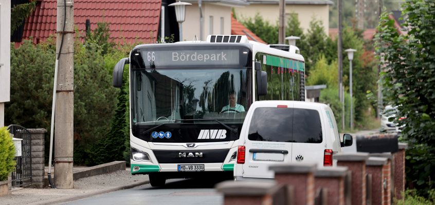 Bus der Linie 66 Richtung Bördepark im Stadtverkehr.