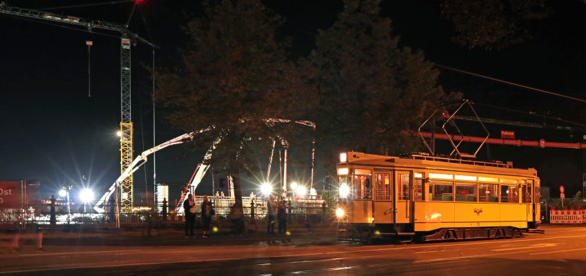 historische Straßenbahn auf der alten Strombrücke