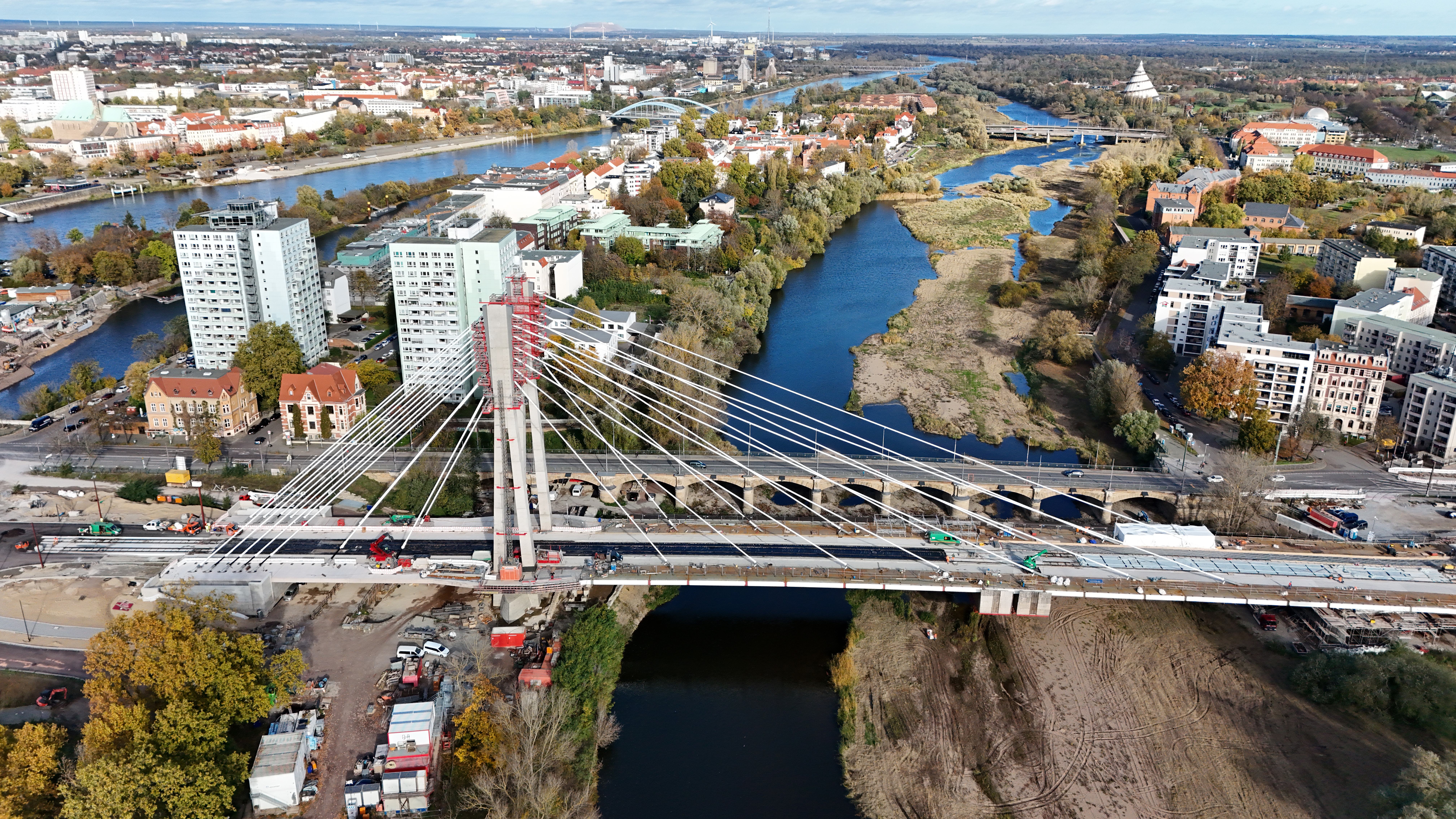 17.12.2023 Sachsen Anhalt Magdeburg Blick über die neue Pylonenbrücke über die alte Elbe.(aufgenommen mit einer Drohne)