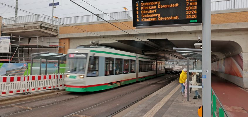 Bewegungsunscharfe Straßenbahn an der Haltestelle Köllner Platz