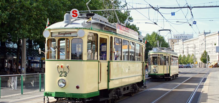 Historische Straßenbahnen zur Strombrückeneröffnung an der Haltestelle Allee Center