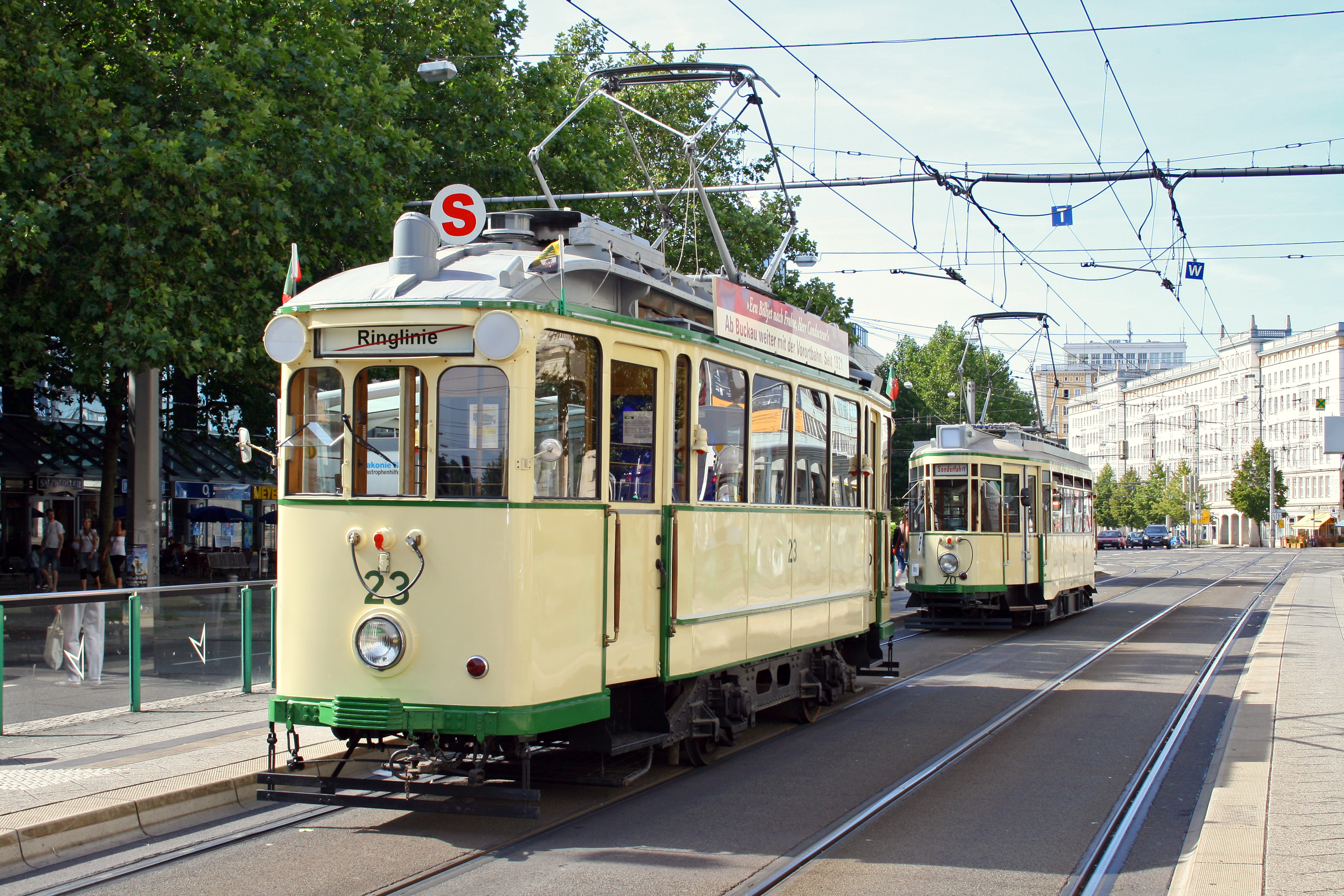 Historische Straßenbahnen zur Strombrückeneröffnung an der Haltestelle Allee Center