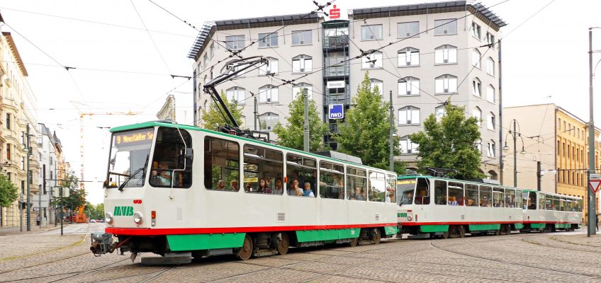 Tatra-Minizug TW 1281 + Bw 2144 der Linie 9 auf dem Hasselbachplatz