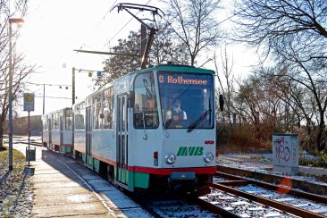 Tatra-Minizug TW 1281 + Bw 2144 an der Haltestelle Betriebshof Nord, Januar 2024
