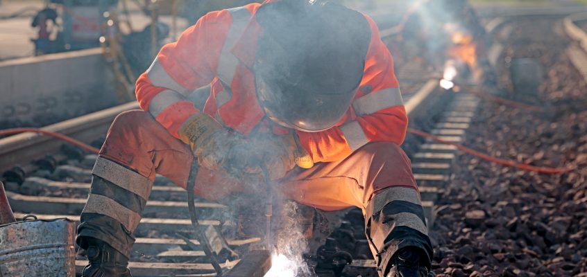 Schweißarbeiten an den Straßenbahnschienen in der MVB Strabag Baustelle am August-Bebel-Damm