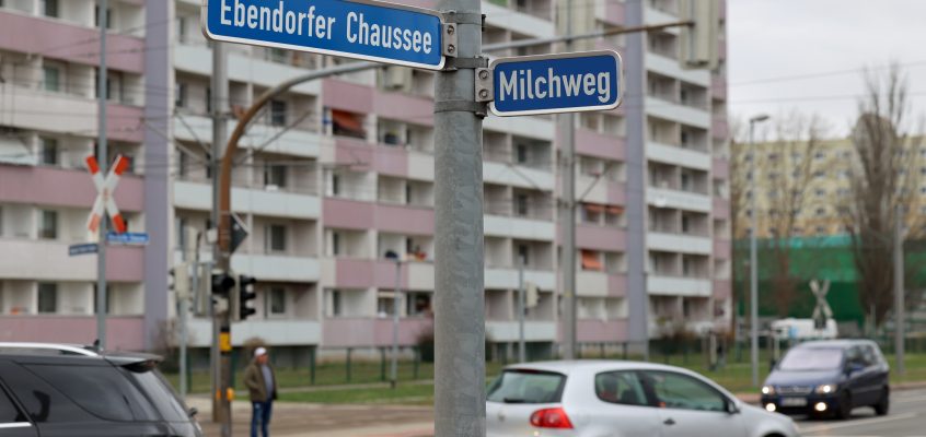 Straßenschilder von der Ebendorfer Chaussee und Milchweg