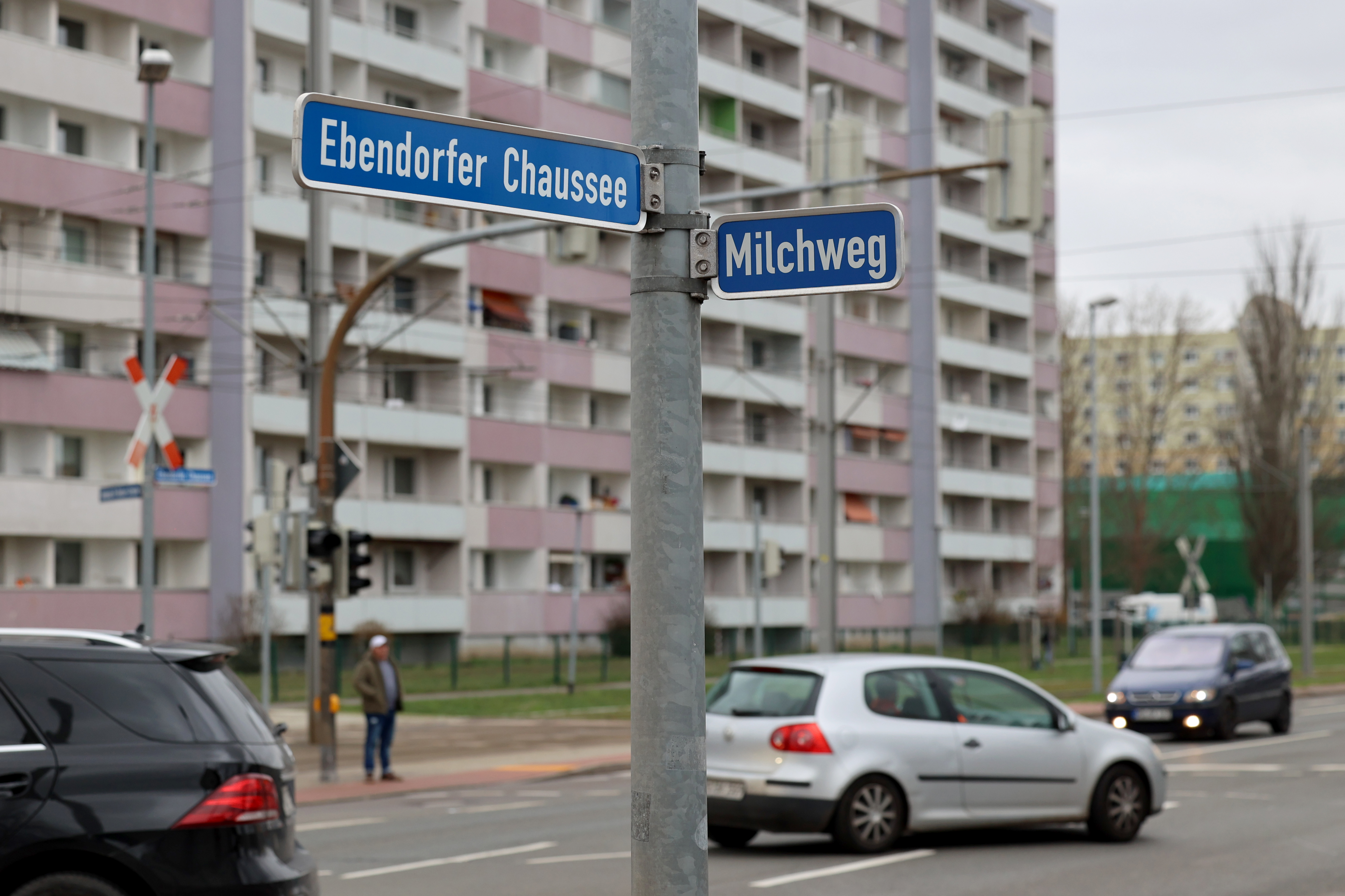 Straßenschilder von der Ebendorfer Chaussee und Milchweg