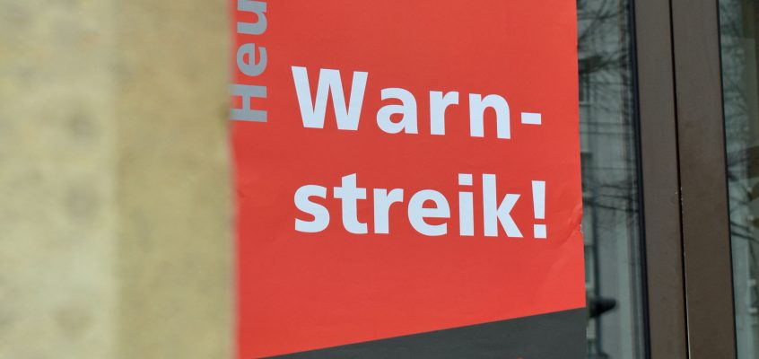 Plakat von verdi mit dem Aufruf zum Warnstrreik.