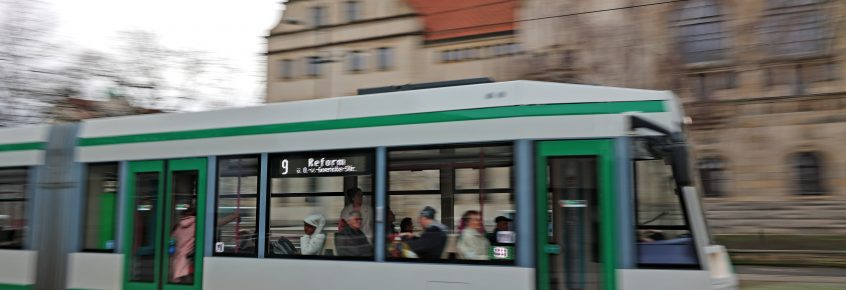 Bewegungsunscharfe Aufnahme der Linie 9 Richtung Reform vor dem Kultur Historischen Museum