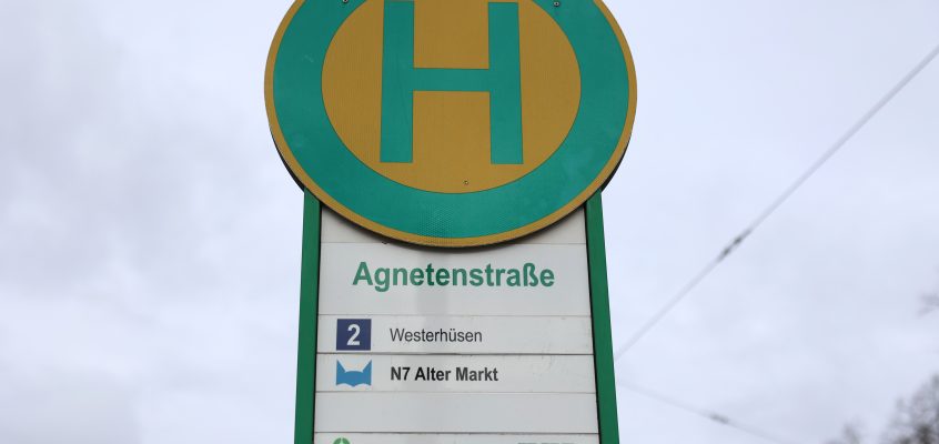 Nahaufnahme des Haltestellenschildes in der Agnetenstraße.