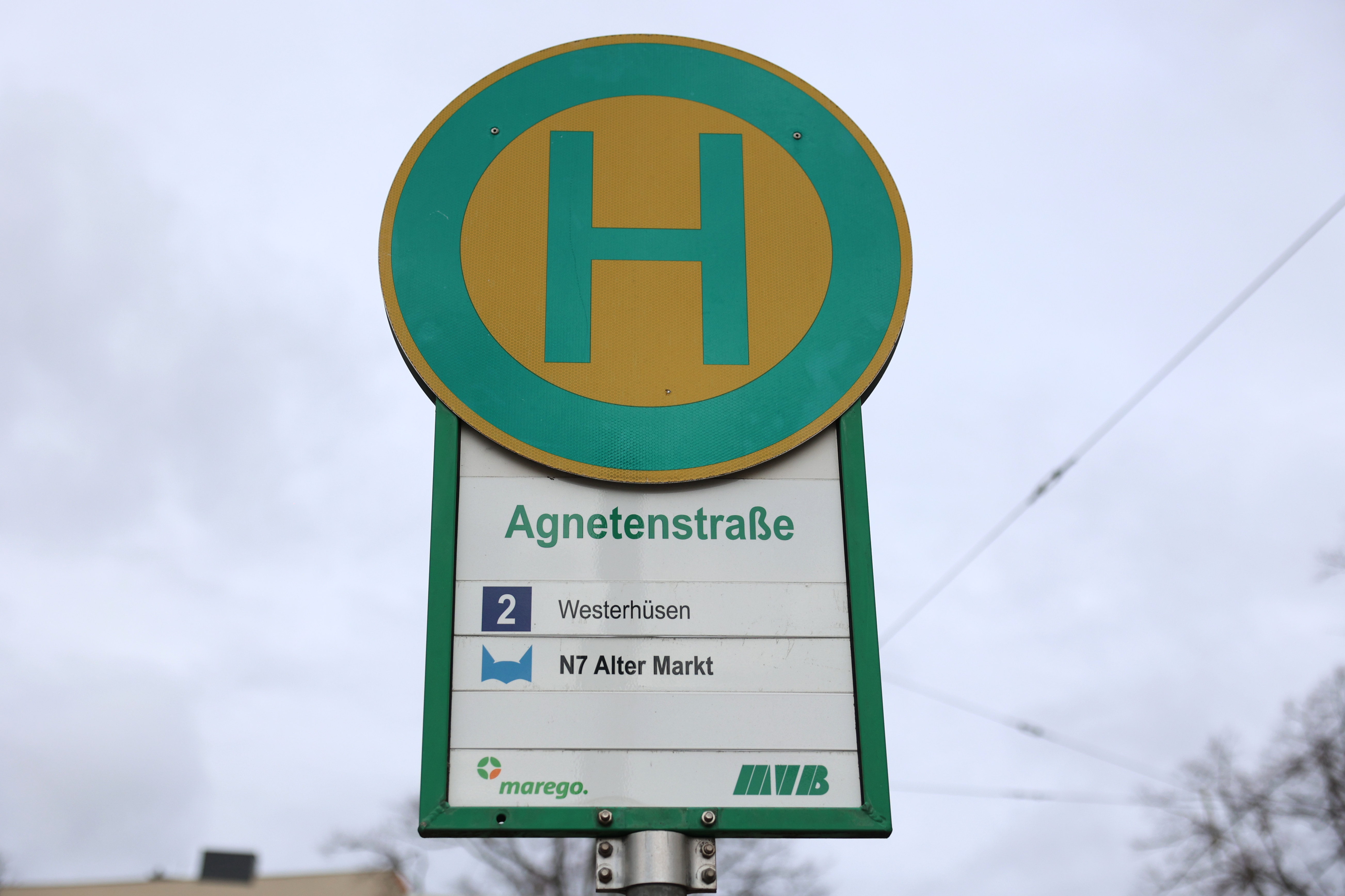 Nahaufnahme des Haltestellenschildes in der Agnetenstraße.