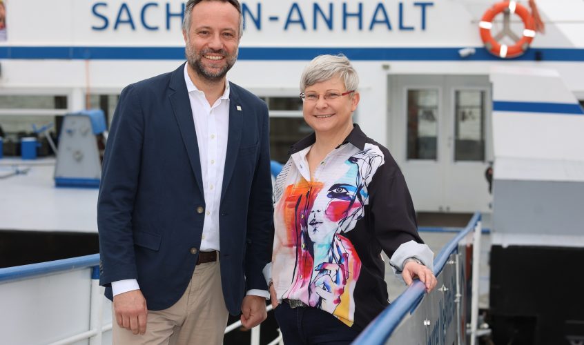 Geschäftsführer der Weißen Flotte, Hardy Puls und Geschäftsführerin des Flugplatztes Magdeburg, Silke Buschmann vor einer Fähre der Weißen Flotte.