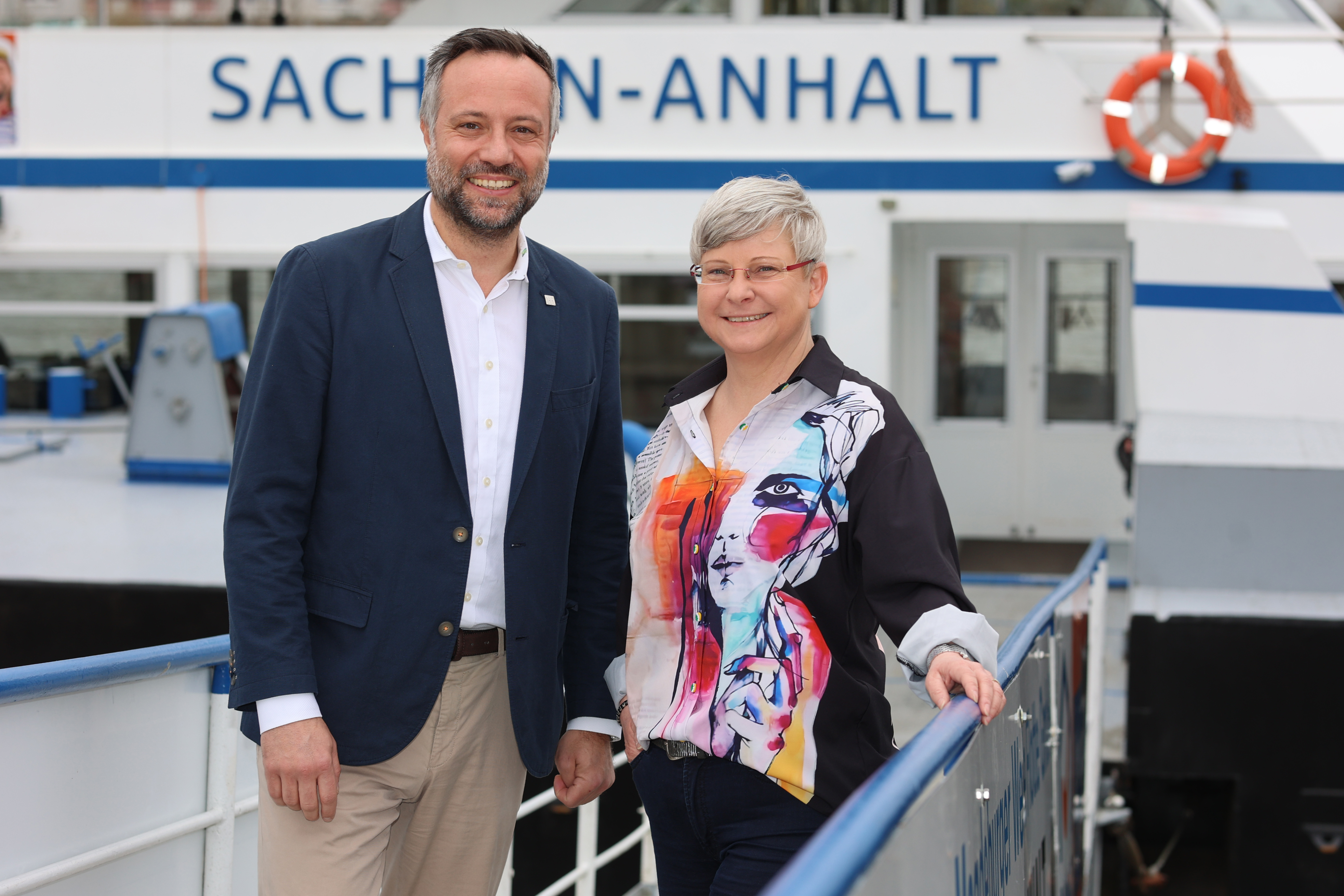 Geschäftsführer der Weißen Flotte, Hardy Puls und Geschäftsführerin des Flugplatztes Magdeburg, Silke Buschmann vor einer Fähre der Weißen Flotte.