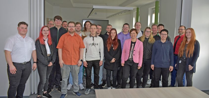 junge Mitarbeiter der MVB mit Frau Birgit Münster Rendel.