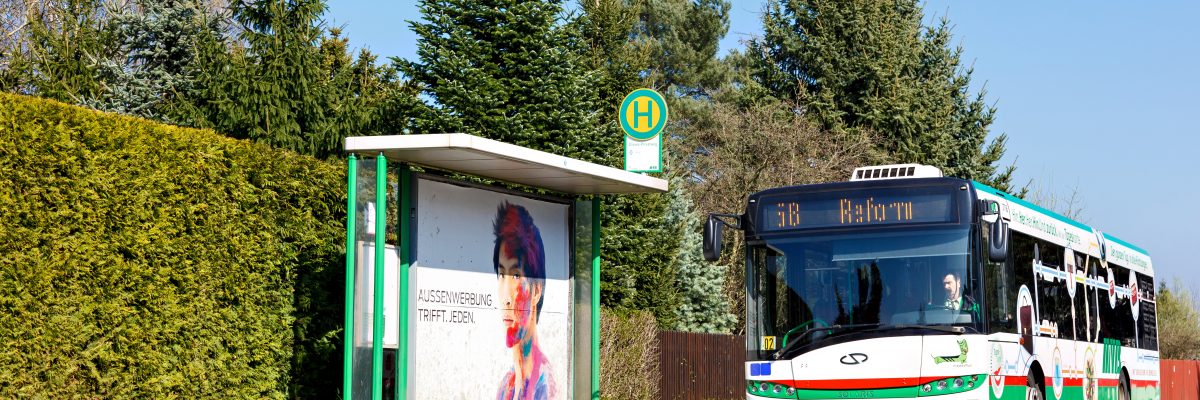 Bus der Linie 58 Richtung Reform an einer Haltestelle