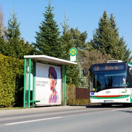 Bus der Linie 58 Richtung Reform an einer Haltestelle
