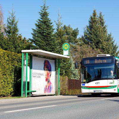 Bus der Linie 58 Richtung Reform an einer Haltestelle