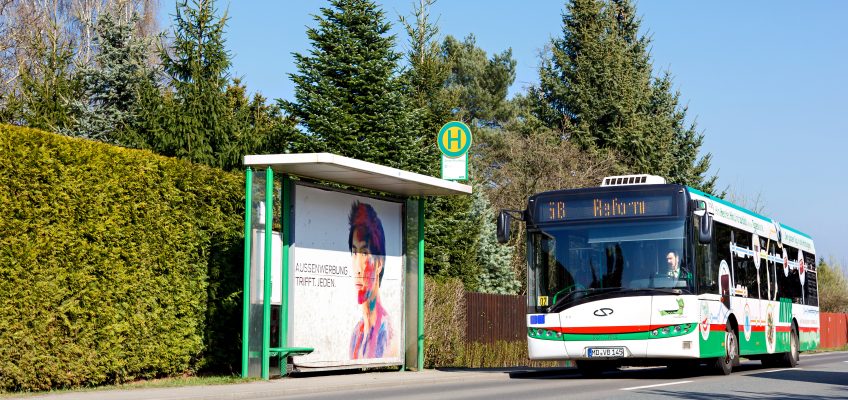 Bus der Linie 58 Richtung Reform an einer Haltestelle