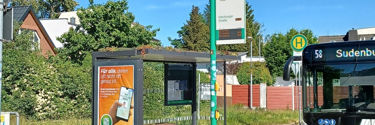 begrünter Haltestellenwartebereich an der Harzburger Straße.
