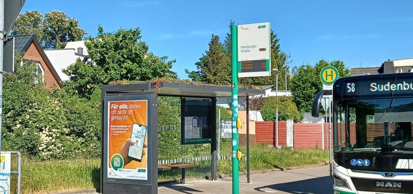 begrünter Haltestellenwartebereich an der Harzburger Straße.