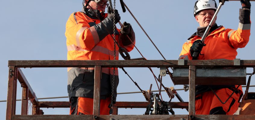 Bauarbeiten an der Oberleitung der MVB Strabag Baustelle am August Bebel Damm
