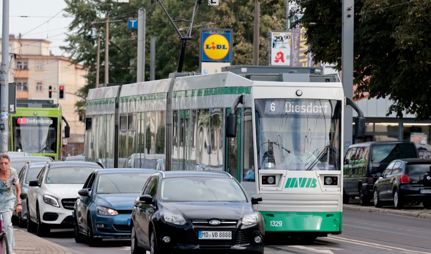 Straßenbahnen der MVB, Autos und Radfahrer an der Kreuzung Große Diesdorfer Straße und Europaring