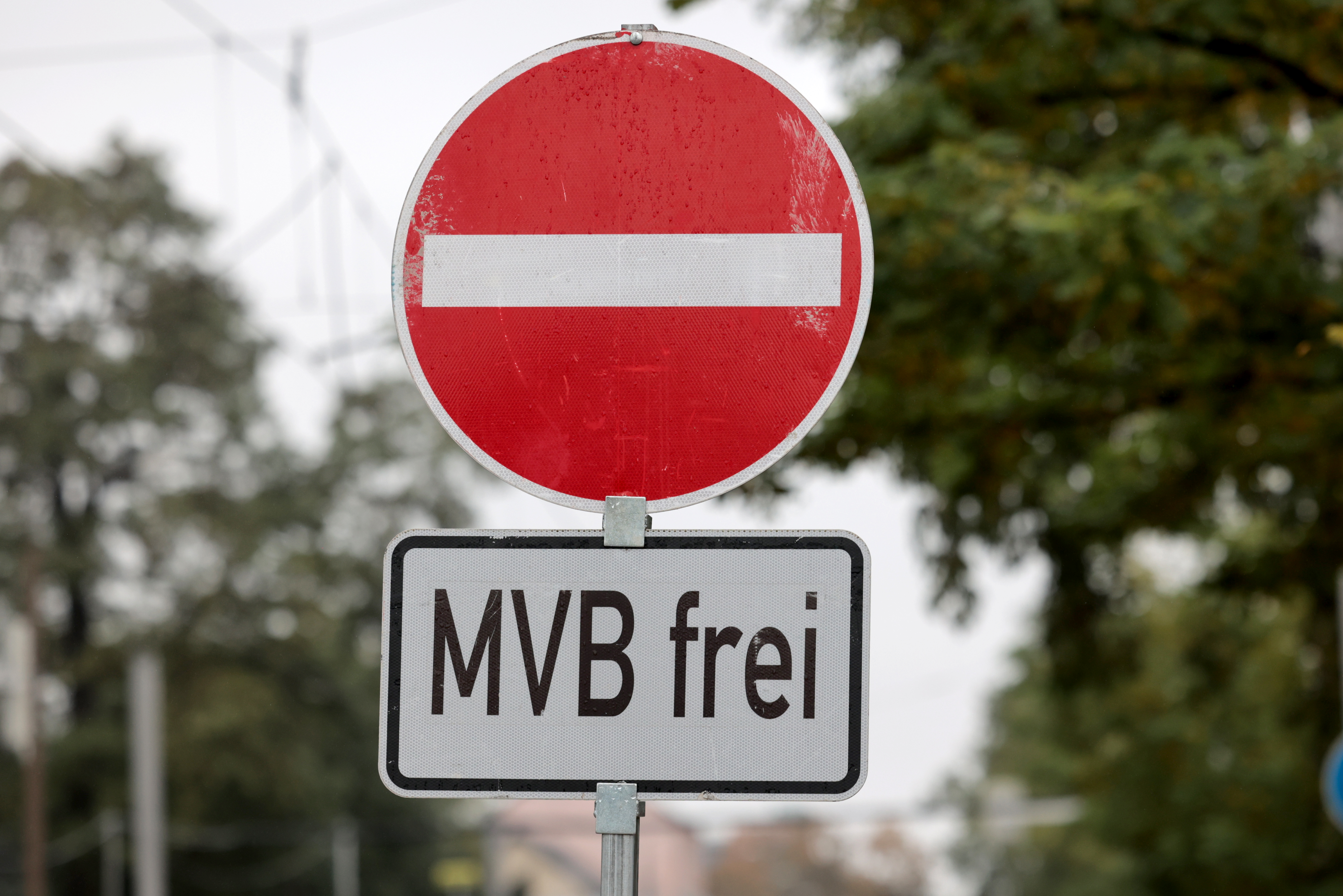 Durchfahrt verboten-Schild mit Zusatzschild, auf dem MVB frei steht.