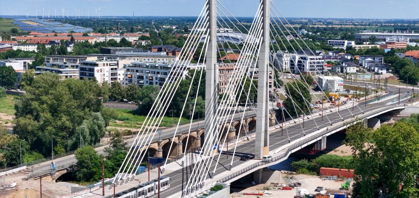 neuer Strombrückenzug mit einer Straßenbahn der MVB von oben