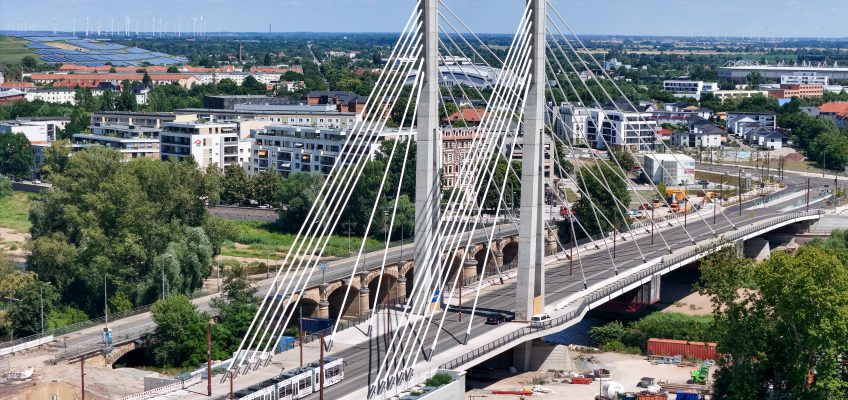neuer Strombrückenzug mit einer Straßenbahn der MVB von oben