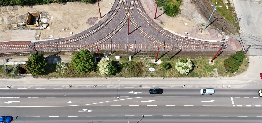 Luftaufnahme des neuen Gleisdreiecks an der MVB Strabag Baustelle am August Bebel Damm