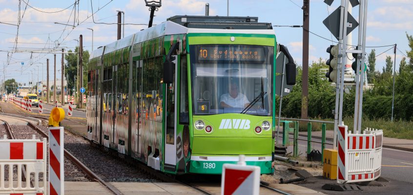 Straßenbahn der Linie 10 in der MVB Strabag Baustelle am August Bebel Damm
