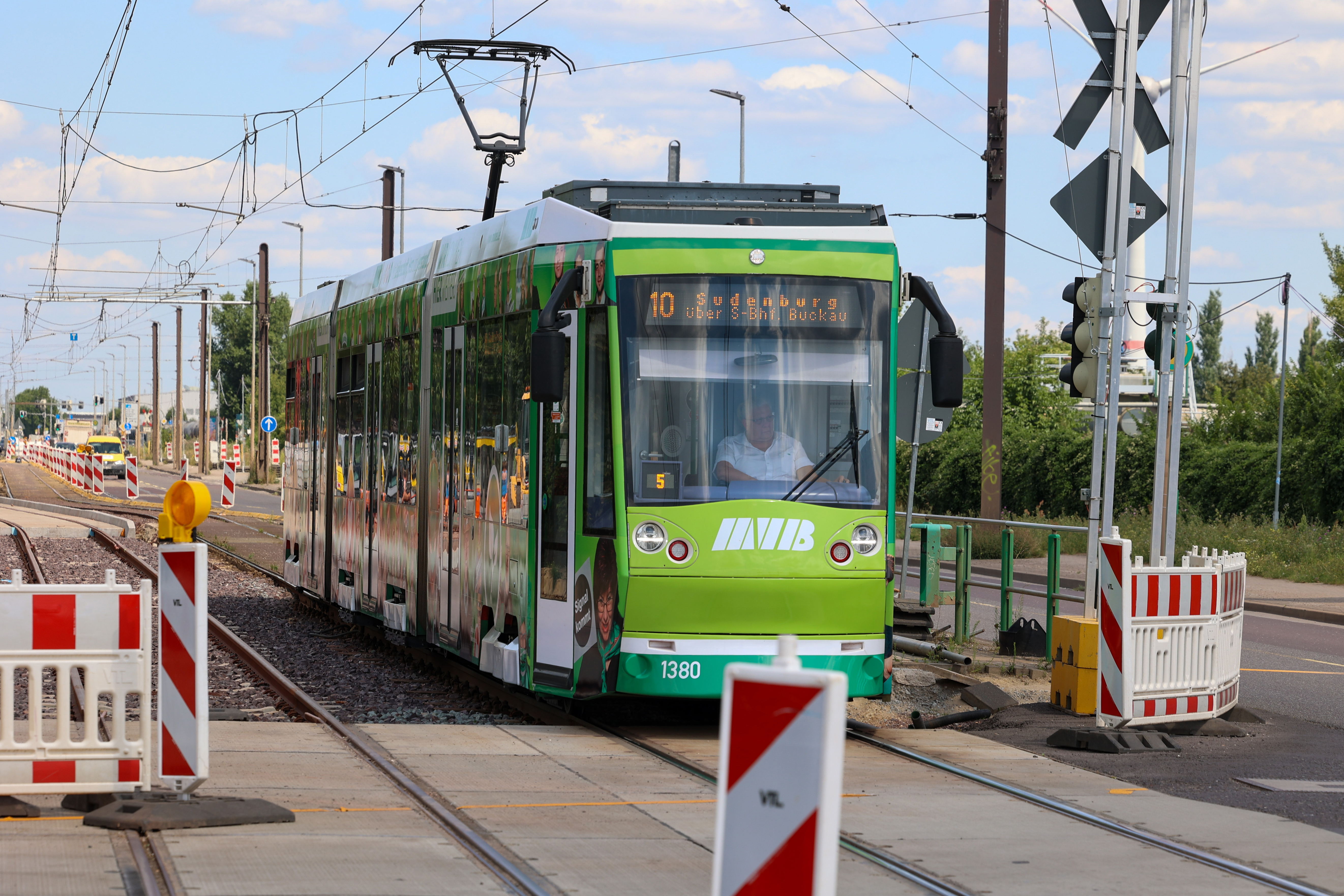 Straßenbahn der Linie 10 in der MVB Strabag Baustelle am August Bebel Damm