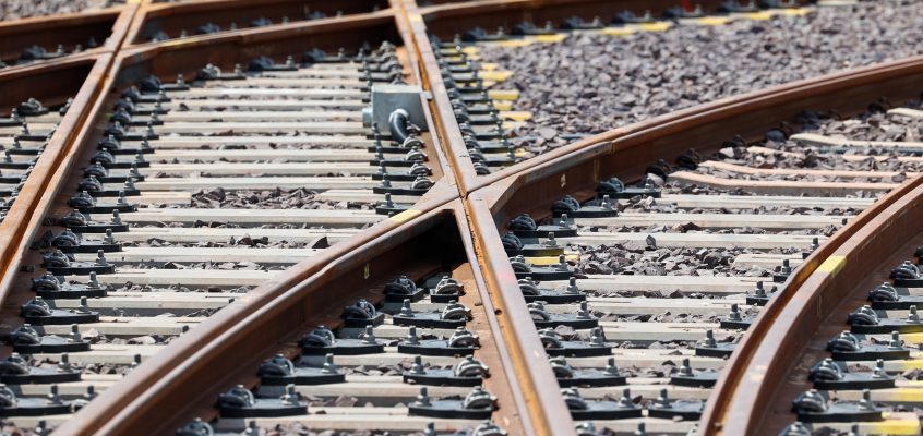 Nahaufnahme der neuen Gleiskreuzungen des Gleisdreiecks in der MVB Strabag Baustelle am August Bebel Damm