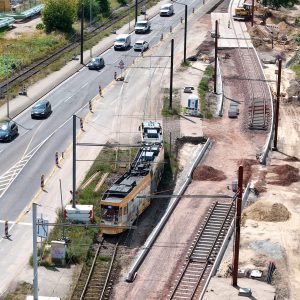 Straßenbahn der MVB auf den alten Schienen des August Bebel Damms mit dem neu gebauten Gleisbett daneben