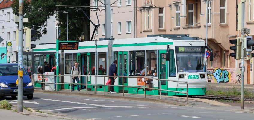 Straßenbahn der Linie 3 an der Haltestelle Spielhagenstraße