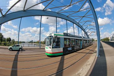 Straßenbahn der Linie 4 fährt über die Jerusalembrücke, im Hintergrund sieht man den Dom