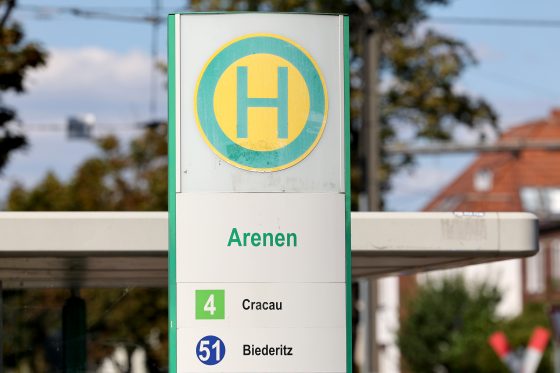 Haltestellenschild der Haltestelle Arenen, die von der Straßenbahn der Linie 4 und dem Bus der Linie 51 bedient wird