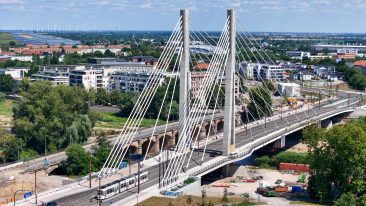 neuer Strombrückenzug mit einer Straßenbahn der MVB von oben