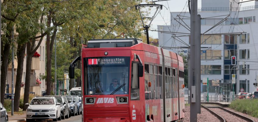 Straßenbahn der Linie 1 am Südring